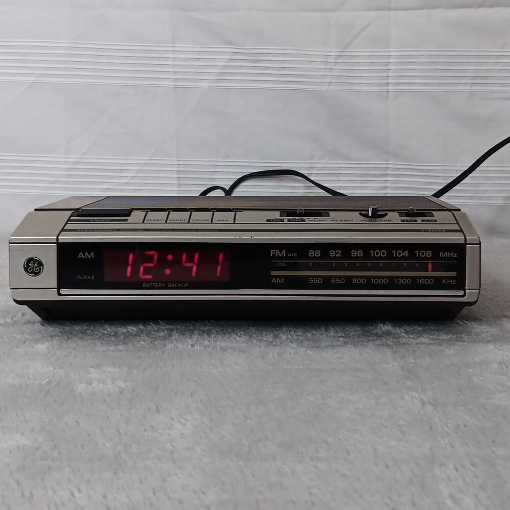 Vintage GE 7-4634B General Electric Digital Alarm Clock AM-FM Radio Wood Grain